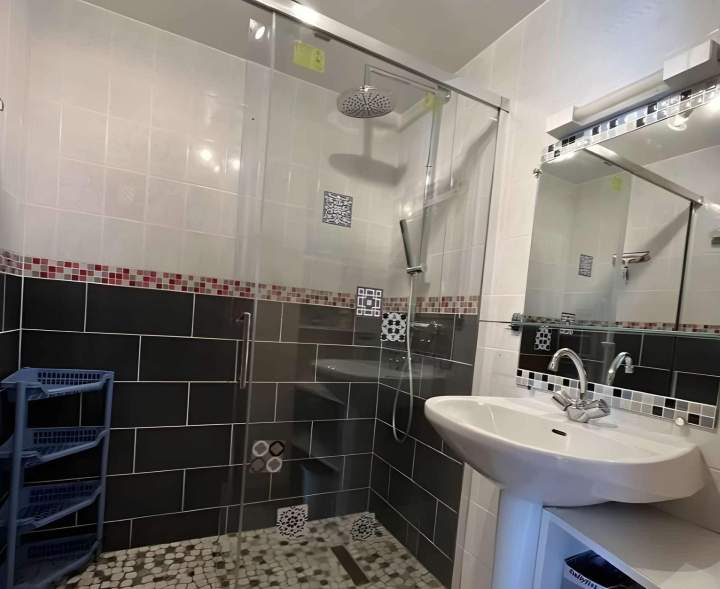 Une chambre accessible aux personnes à mobilité réduite