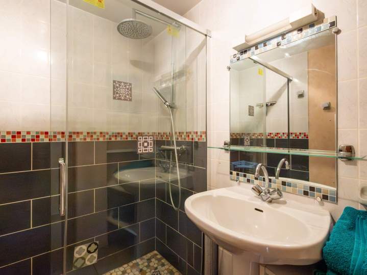 Une chambre accessible aux personnes à mobilité réduite